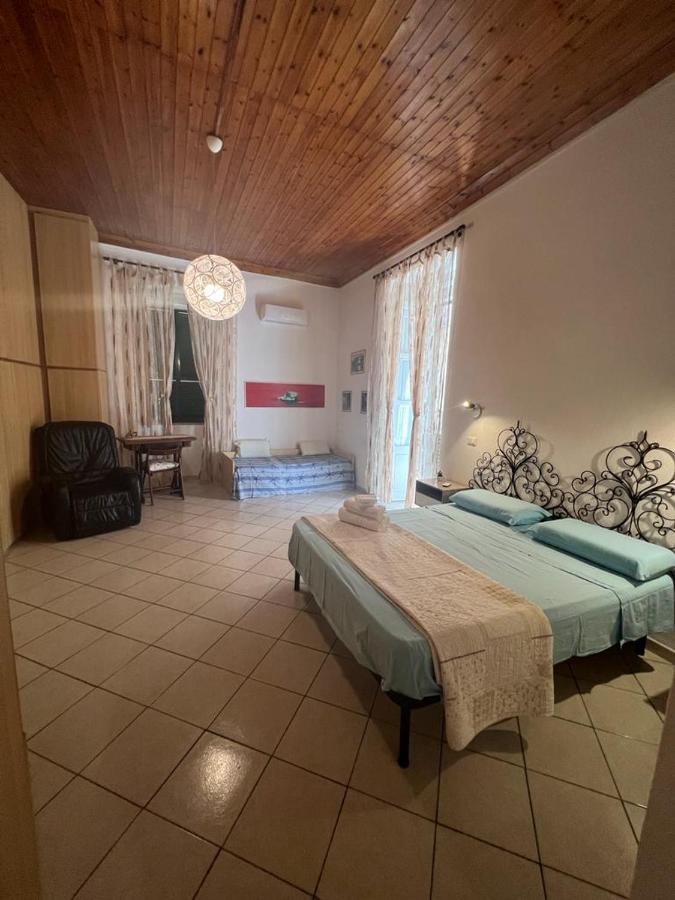 Апартаменты La Casina Nel Centro Тропея Экстерьер фото